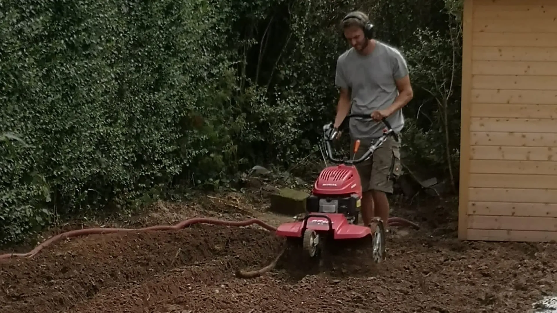 homme qui retourne la terre