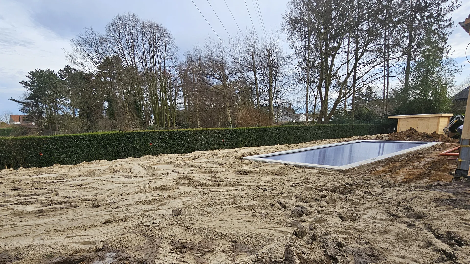 piscine au milieu d_un terrain en construction copie