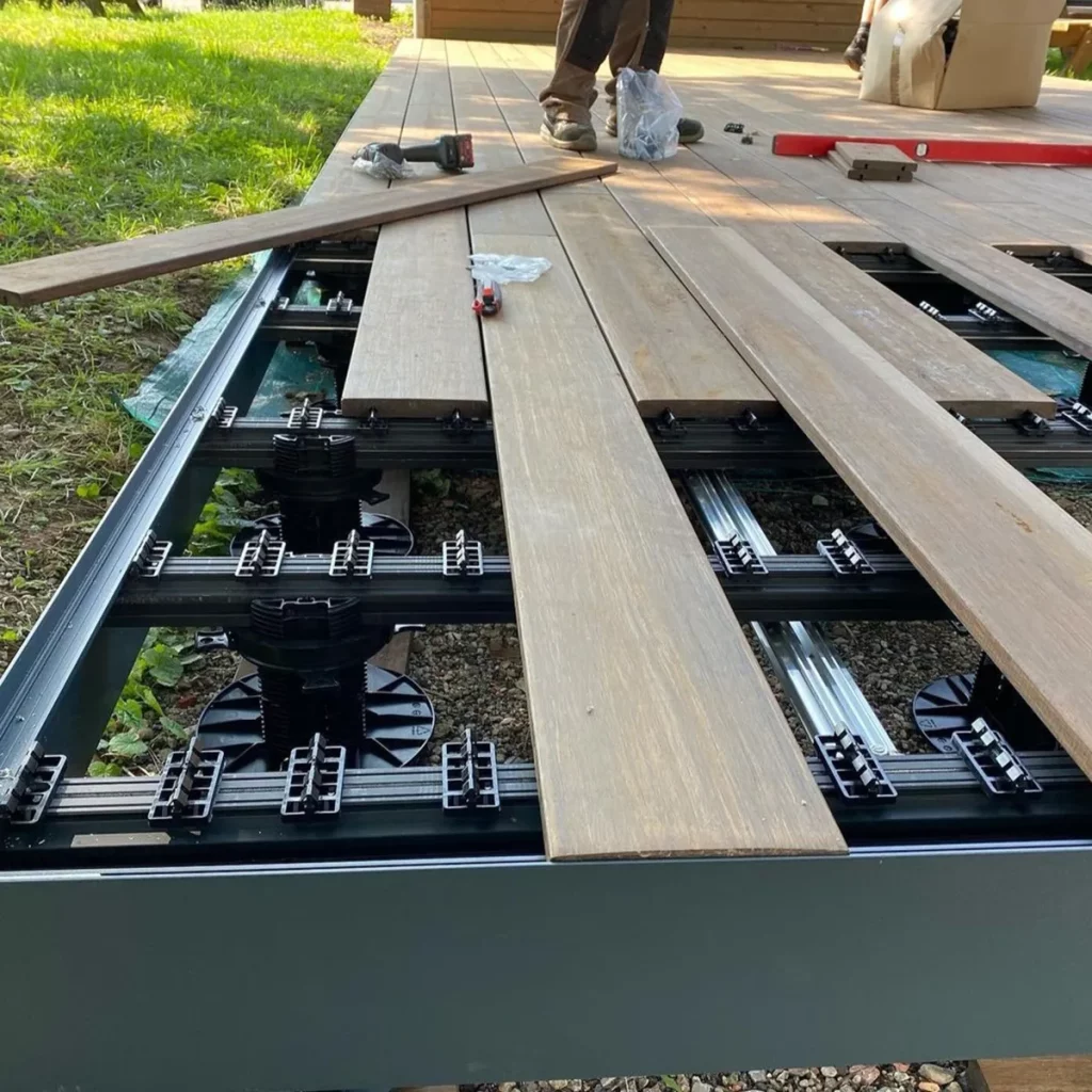 pose de lattes en bois sur plots