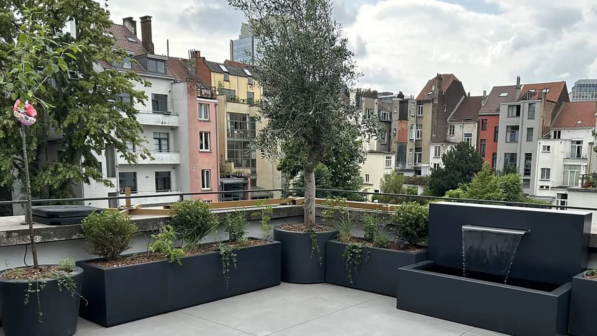 terrasse avec plantes dans des pots noirs copie